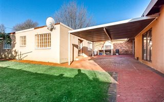 3 Bedroom Garden Cottage in Albertville