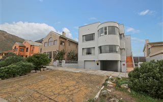 5 Bedroom Apartment in Muizenberg