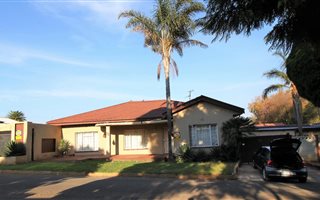 3 Bedroom House in Roodepoort North