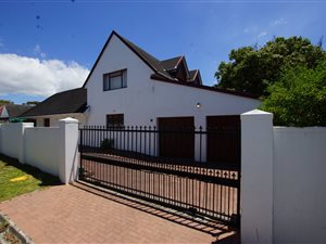 4 Bedroom House in Bergvliet