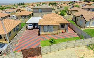 3 Bedroom House in Olievenhoutbosch