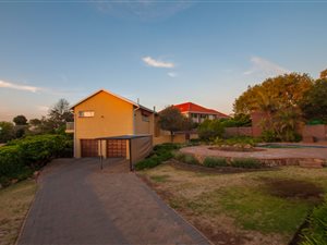 4 Bedroom House in Kloofendal