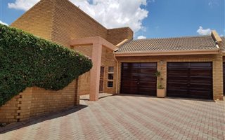 3 Bedroom Townhouse in Zwartkop