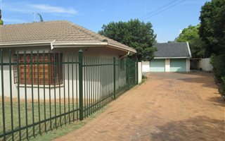 6 Bedroom House in Alphen Park