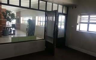 150 m² Commercial space in Lakefield