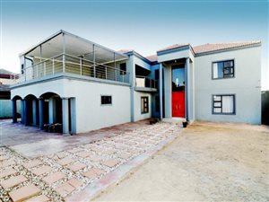10 Bed House in Country View