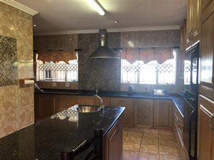 6 Bed House in Bendor Park