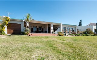 4 Bedroom House in Stilbaai