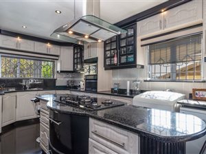 5 Bed House in Shallcross