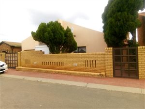 3 Bed House in Protea North