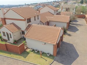3 Bedroom House in Rietvlei Heights Country Estate