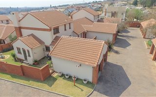3 Bedroom House in Rietvlei Heights Country Estate