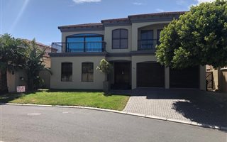 4 Bedroom House in Bloubergstrand