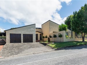 4 Bed House in Loerie Park