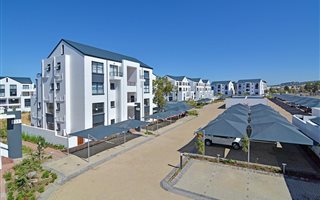 3 Bedroom Townhouse in Somerset West Central