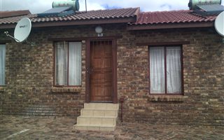 2 Bedroom Townhouse in Olievenhoutbos