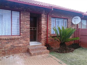 2 Bed Townhouse in Rooihuiskraal North