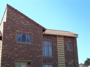 2 Bed Apartment in Die Hoewes