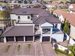 6 Bed House in Blue Valley Golf Estate