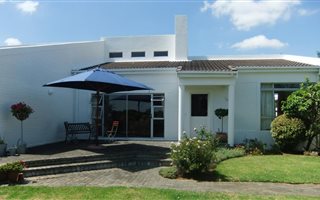 4 Bedroom House in Protea Valley