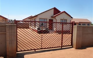 2 Bedroom House in Roodekop