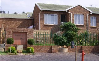 3 Bedroom Townhouse in Helderkruin