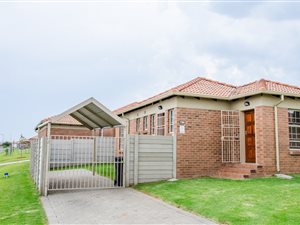 2 Bedroom House in The Reeds