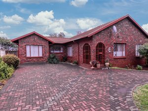 4 Bed House in Geelhoutpark