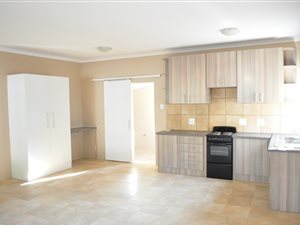 Bachelor apartment in Lyttelton Manor