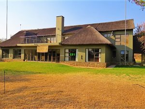 9 Bedroom House in Dinokeng
