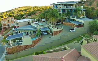 9 Bedroom House in Dan Pienaar