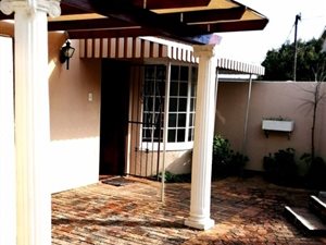 2 Bed Townhouse in Somerset West Central