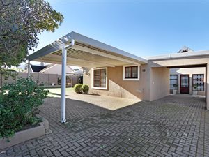 4 Bed House in Meadowridge