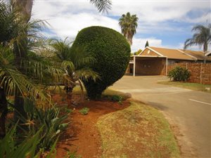 2 Bed Townhouse in Rooihuiskraal North