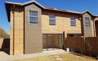 4 Bedroom House in Hazeldean (Silverlakes Surroundings)