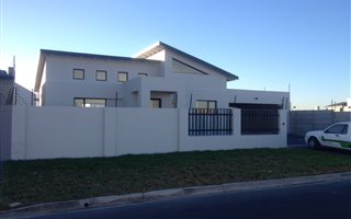 3 Bedroom House in Sunningdale