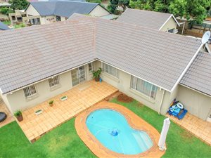 4 Bed House in Hennopspark