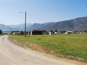587 m² Land available in Saron