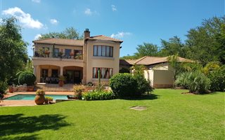 5 Bedroom House in Shere