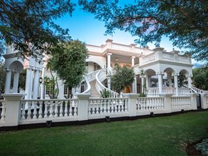 6 Bed House in Silver Lakes Golf Estate