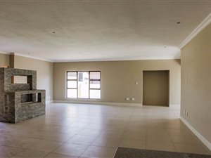 5 Bed House in Blue Valley Golf Estate
