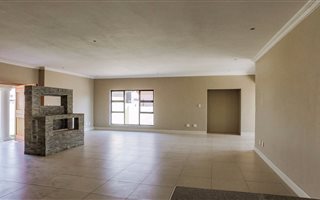 5 Bedroom House in Blue Valley Golf Estate