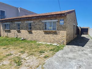 6 Bed House in Zeekoevlei