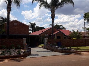 4 Bed House in Hesteapark