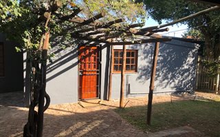 2 Bedroom Garden Cottage in Eastwood