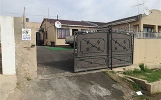2 Bedroom House in Trenance Manor