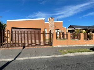 3 Bed House in Steenberg