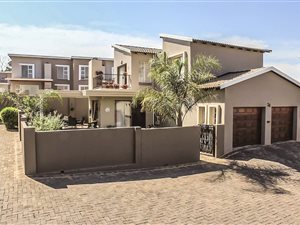3 Bedroom Townhouse in Eagle Canyon Golf Estate