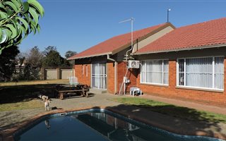 4 Bedroom House in Universitas