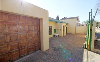 3 Bedroom House in Regents Park